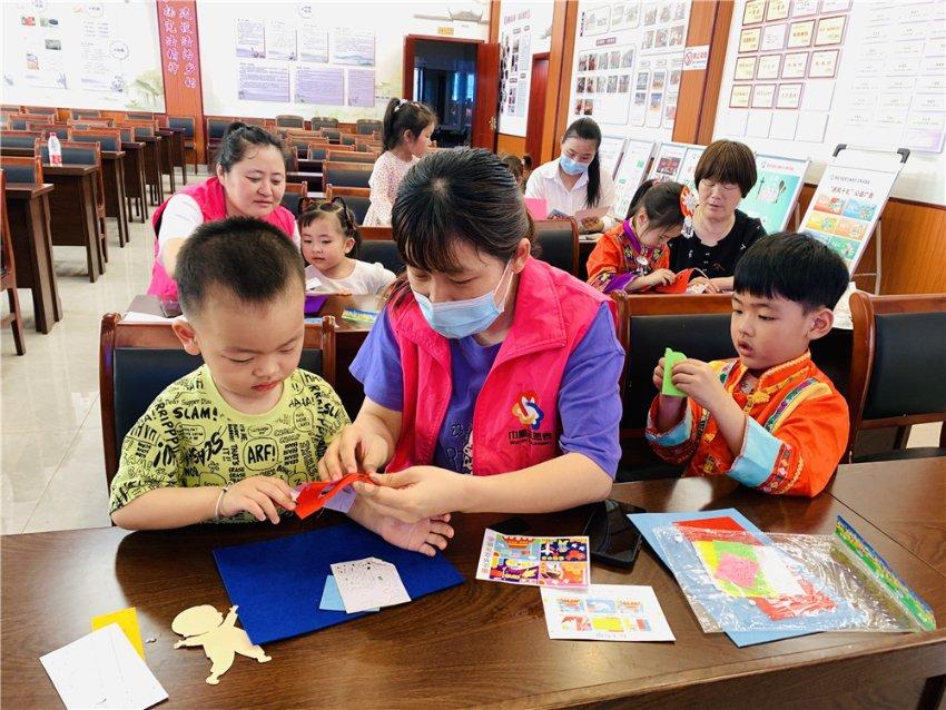 卡通红色汽车拼图